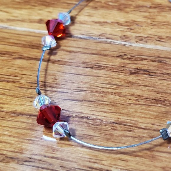 Red and clear crystal wire bracelet. Handmade. Metal clasps. Elegant - Picture 2 of 5